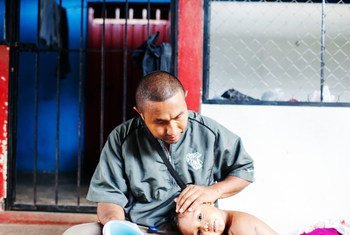 Eduardo, de treinta y un años, con su hija Sara en su casa de Chiapas, México. Eduardo y su familia escaparon de la violencia de las pandillas de El Salvador.