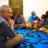 ilippo Grandi, Haut Commissaire des Nations Unies pour les réfugiés, discute avec des réfugiés nigérians dans le nord du Mali