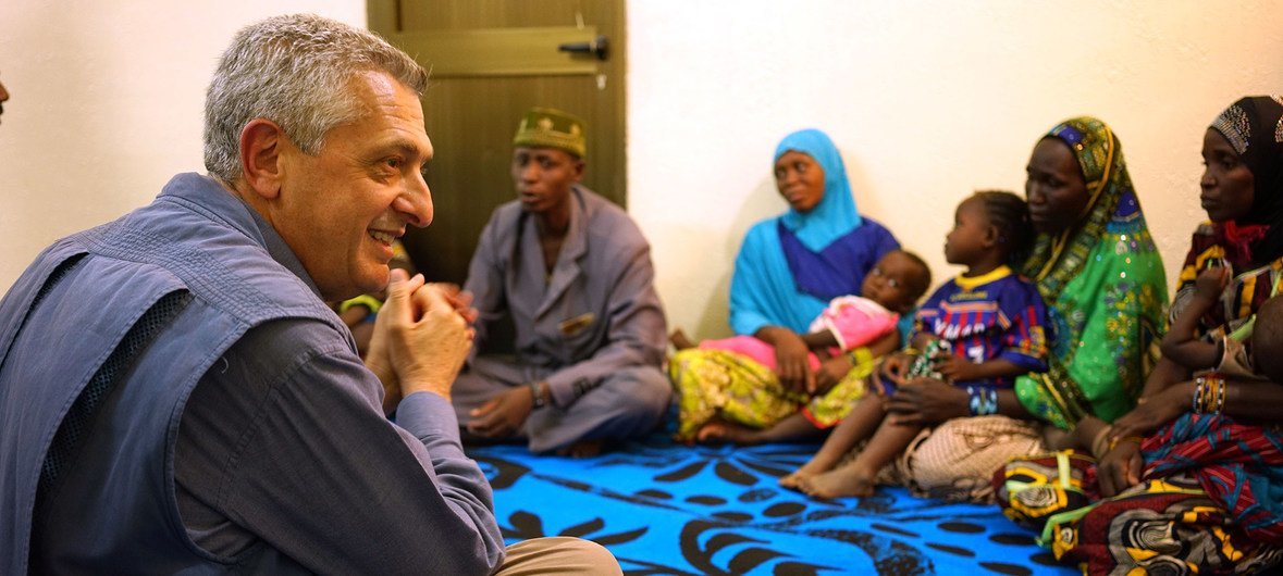 ilippo Grandi, Haut Commissaire des Nations Unies pour les réfugiés, discute avec des réfugiés nigérians dans le nord du Mali