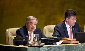 El Secretario General António Guterres (izquierda) se dirige a la Asamblea General de la ONU durante un debate sobre la responsabilidad de proteger.