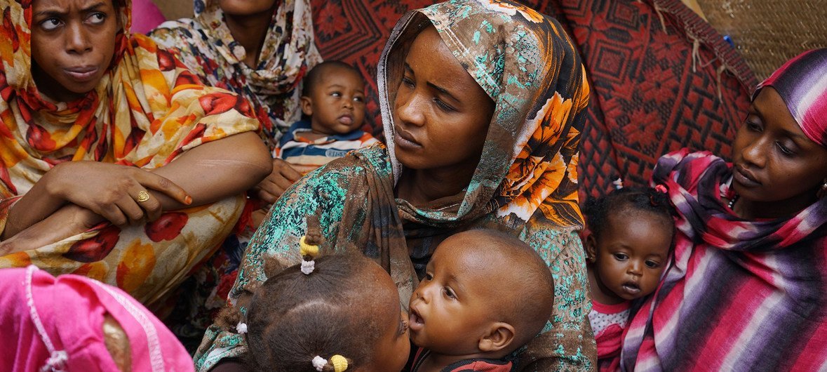 因战乱而逃离苏丹达尔富尔地区的妇女和儿童。 