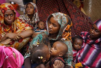 因战乱而逃离苏丹达尔富尔地区的妇女和儿童。 