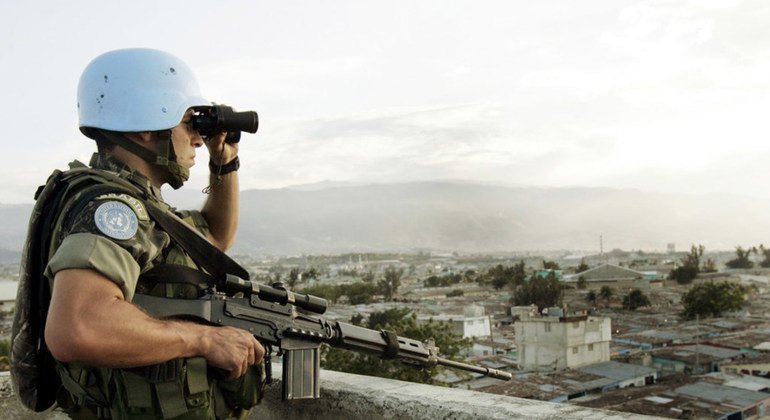 Brazilian peacekeepers in the neighborhood of Ciité Soleil, Haiti.  14 December 2004.