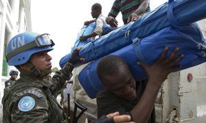 Las fuerzas de paz de las Naciones Unidas brasileñas distribuyen lonas y tiendas de campaña en el centro de Puerto Príncipe Haití.