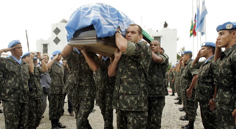 En el Hospital Militar Argentino de MINUSTAH, se lleva a cabo una Ceremonia Conmemorativa en honor a la vida del difunto Comandante de la Fuerza, Teniente General Urano Teixeira da Matta Bacellar, antes de que su cuerpo sea enviado de regreso a Brasil par