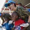 Los miembros del batallón brasileño de la Misión de Estabilización de las Naciones Unidas en Haití (MINUSTAH) enseñan a un grupo de niños locales la atención dental adecuada.