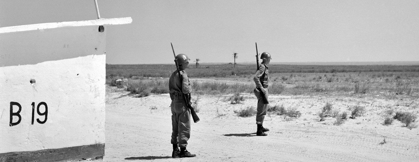 Soldados brasileños, parte de la Fuerza de Emergencia de la ONU en Gaza, se ven aquí vigilando la Línea de Demarcación del Armisticio, al sur de la franja de Gaza.