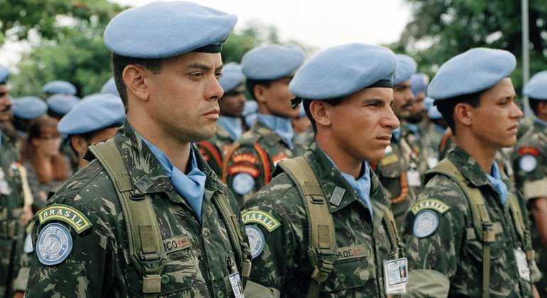 Peacekeepers of the United Nations Angola Verification Mission III (UNAVEM III) Brazilian battalion on welcome parade during the visit of Secretary-General Kofi Annan.  25 March 1997.