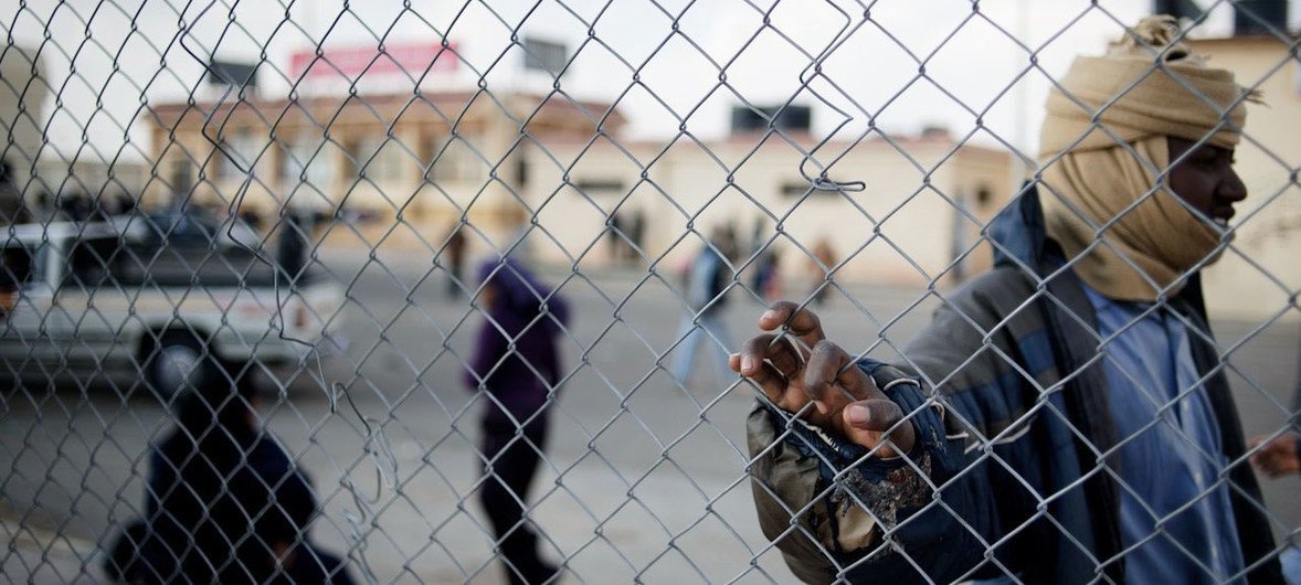 Гражданин Чада пытает пересечь границу с Египтом в попытке укрыться от конфликта в Ливии 