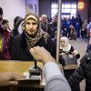 联合国难民署的安置计划给了难民家庭带来了希望。 在德国，这个叙利亚家庭刚从埃及乘坐包机飞抵汉诺威机场，移民官正在他们的护照上盖章。