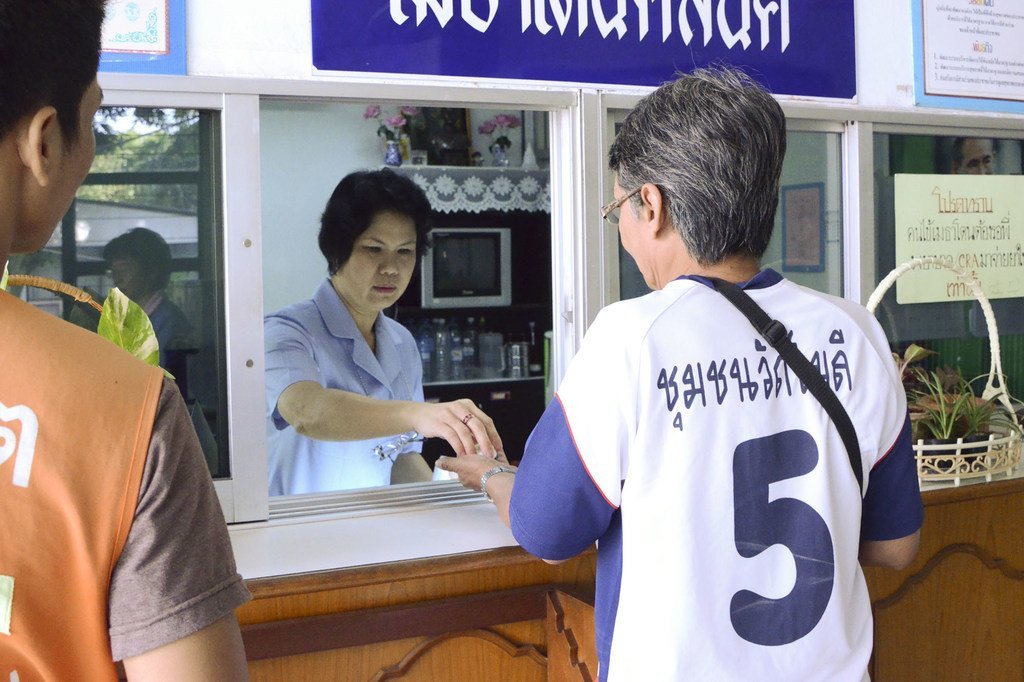 在泰国, 人们用美沙酮替代疗法减少对海洛因一类的阿片类药物的依赖。