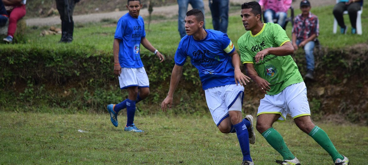 Varios excombatientes de las FARC-EP, antiguos paramilitares, miembros de las fuerzas de seguridad, artesanos y jugadores profesionales jugaron un amistoso con la comunidad local de Llano Grande, en el departamento de Antioquia.