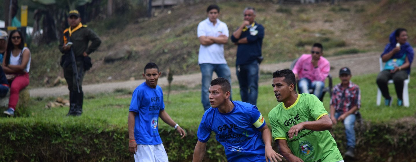 D'anciens combattants des FARC-EP, de l'ELN, du groupe paramilitaire AUC, des membres des forces armées colombiennes et des victimes jouent un match amical à Dabeiba, Antioquia (archives).