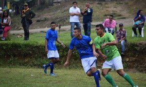 Former combatants of the FARC-EP, ELN, AUC paramilitary group, members of the Colombian Armed Forces and victims play a friendly match in Dabeiba, Antioquia (file).