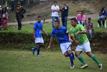 D'anciens combattants des FARC-EP, de l'ELN, du groupe paramilitaire AUC, des membres des forces armées colombiennes et des victimes jouent un match amical à Dabeiba, Antioquia (archives).