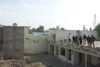 Funcionarios de la ONU examinan los daños causados al complejo de una ONG tras un atentado suicida con bomba en Kandahar, Afganistán, en 2011