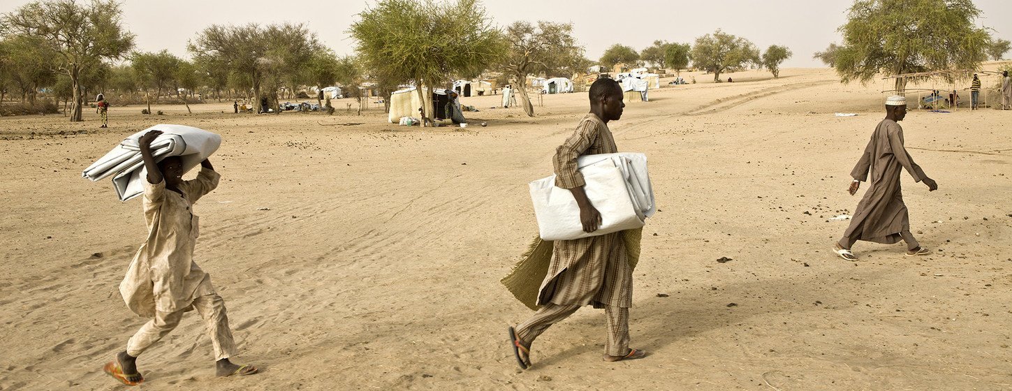 Refugiados nigerianos fogem da violências causada pelo Boko Haram. 