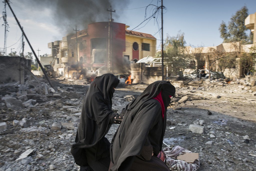 Raia katika mji wa Mosul, Iraq baada ya shambulio la gari la  kujitoa mhanga.