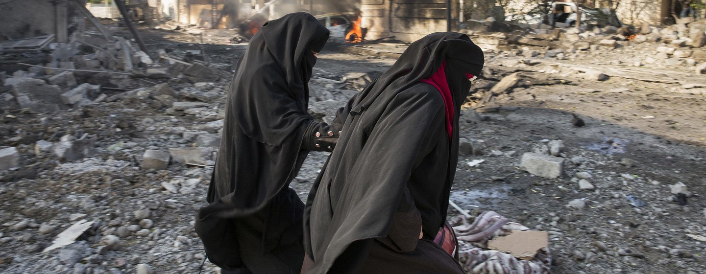  Des civils à Mossoul, en Iraq, après  un attentat suicide à la voiture piégée