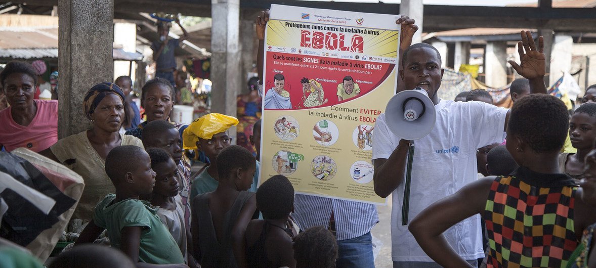 Mbandaka, République démocratique du Congo : Simplice Elonga, un travailleur social soutenu par l'UNICEF, explique à un groupe d'enfants comment éviter de contracter le virus Ebola. 5 juin 2018.