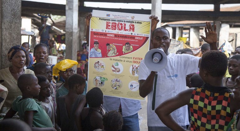 Simplice Elonga, una trabajadora social de UNICEF, se dirige a un grupo de niños en Mbandaka, República Democrática del Congo, para informarles de como evitar contraer el ébola
