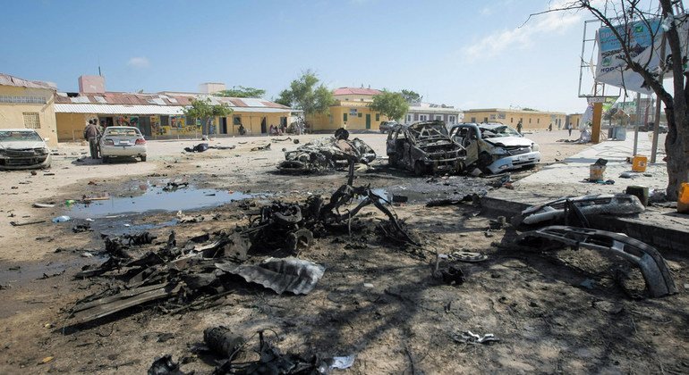ARCHIVO: Coches destruidos tras un doble atentado suicida perpetrado por el grupo extremista Al Shabaab en Mogadiscio, la capital de Somalia. El atentado causó la muerte de 18 personas e hirió a docenas más en un popular restaurante de la ciudad.