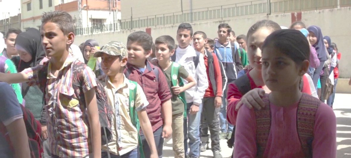 مجموعة من االتلاميذ اللاجئين السوريين بمدرسة بلدة بر إلياس اللبنانية