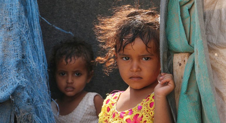 Niños yemeníes desplazados por el conflicto en Aden.