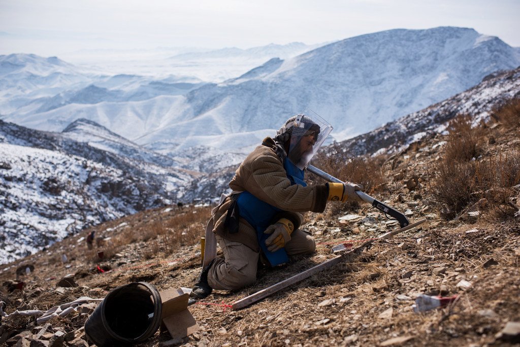 在阿富汗喀布尔附近的山区，一名爆炸物专家正在进行排雷作业。