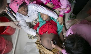 Des agents de santé aident une femme enceinte au centre de maternité du camp de réfugiés de Nayapara, à Cox’s Bazar, au Bangladesh