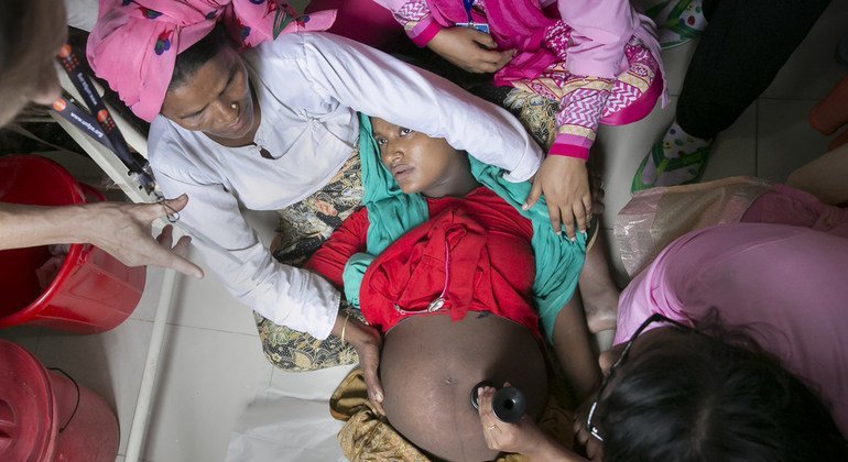 Sanitarios ayudan a una mujer embarazada en el centro de maternidad del campo de refugiados de Nayapara