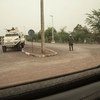联合国马里多层面综合稳定团维和人员在马里莫普提的一个十字路口进行安全警戒。