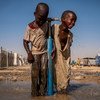 尼日利亚博尔诺州的一处境内流离失所者营地，儿童在儿基会支持的一处水龙头下玩耍。