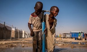 En la imagen, dos niños nigerianos juegan con una fuente de agua en el campamento para desplazados de Bukasi, en el estado de Borno.