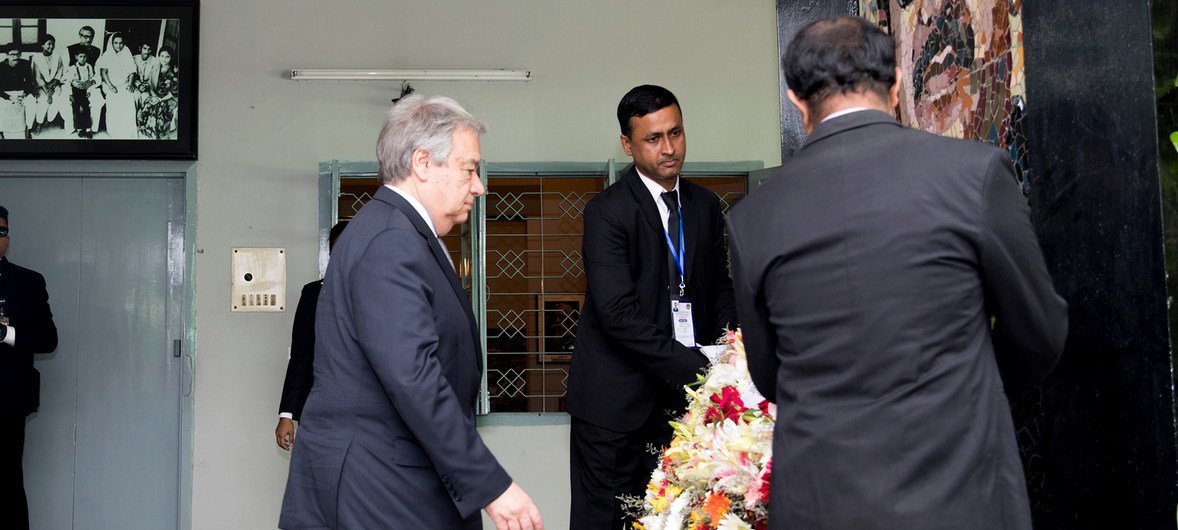 Le Secrétaire général de l'ONU, António Guterres, dépose une gerbe au Bangabandhu Memorial Museum à Dhaka, au Bangladesh. Le musée conserve l'héritage du premier Président du pays, Sheikh Mujibur Rahman, assassiné en 1975.