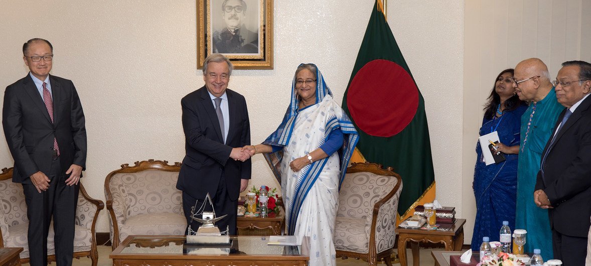 Le Secrétaire général de l'ONU António Guterres avec la Première Ministre du Bangladesh, Sheikh Hasina (droite) à la primature à Dhaka. Le chef de l'ONU est en mission au Bangladesh avec le Président du Groupe de la Banque mondiale, Jim Yong Kim (gauche).