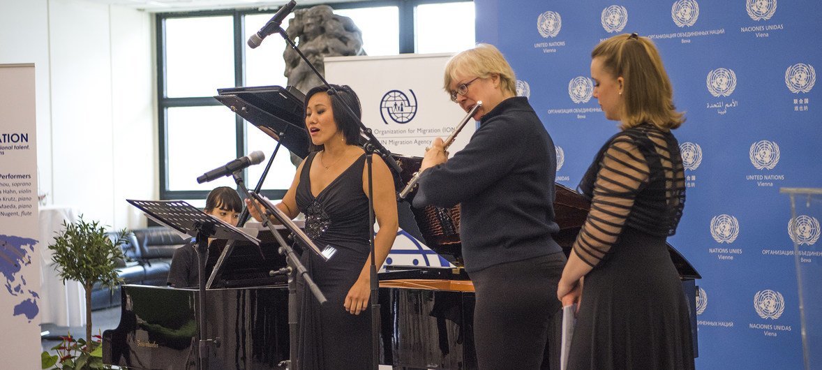 美籍华裔女高音杰瑞琳（左一），茱莉亚音乐学院的副校长兼室内乐系系主任纽金特（左二）以及小提琴手索菲亚（左三）在音乐会上为伊朗青年作曲家莫塔拉尼的作品进行首演。