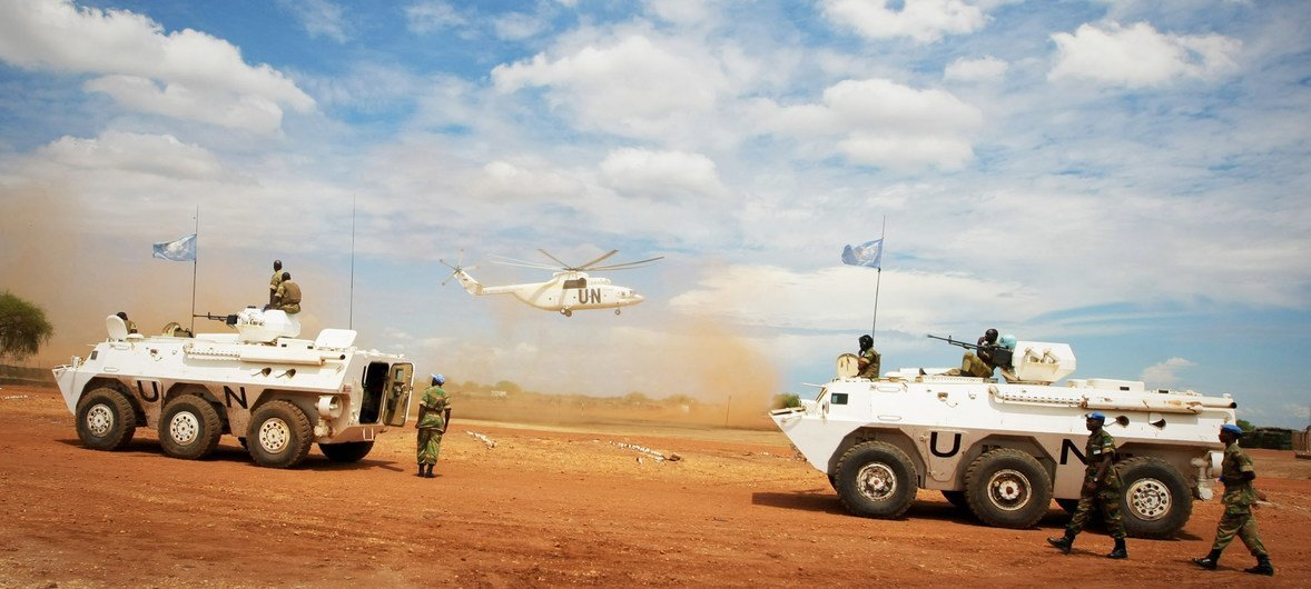 联合国维和人员前往阿卜耶伊地区执行巡逻任务。