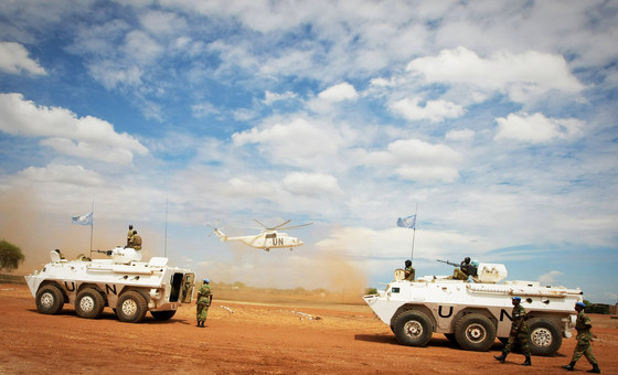 Tropas da UNMIS preparam-se para patrulhar a cidade de Abyei, no Sudão.