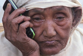 Gul Zahar, ajuza mwenye umri wa miaka 90 akisikiliza Qu'ran kupitia simu ya kiganjani kwenye kambi ya wakimbizi wa kabila la Rohingya nchini Bangladesh.