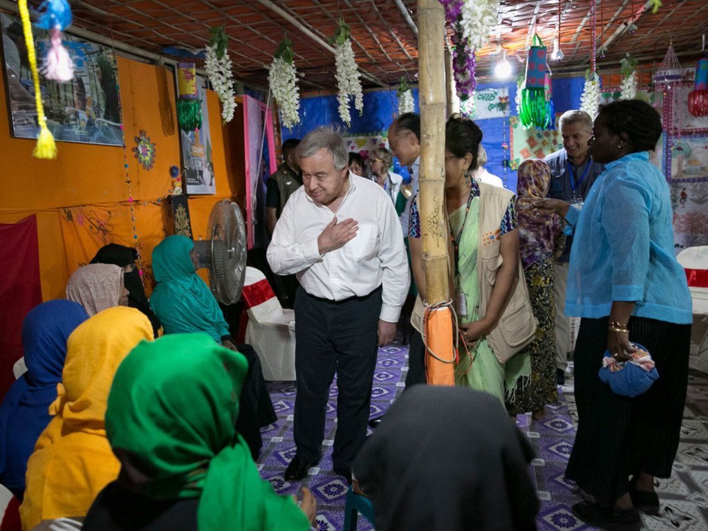 الأمين العام للأمم المتحدة أنطونيو غوتيريش يلتقي لاجئين روهينجا في كوكس بازار، بنغلاديش. 2 يوليو 2018.