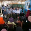 2018年7月2日，联合国秘书长古特雷斯（右二），世界银行行长金墉（中），联合国人口基金执行主任纳塔莉亚•卡内姆博士（右一）和难民专员办事处高级专员菲利波•格兰迪（左一）在孟加拉国考克斯巴扎地区的难民营中与罗兴亚难民交谈。