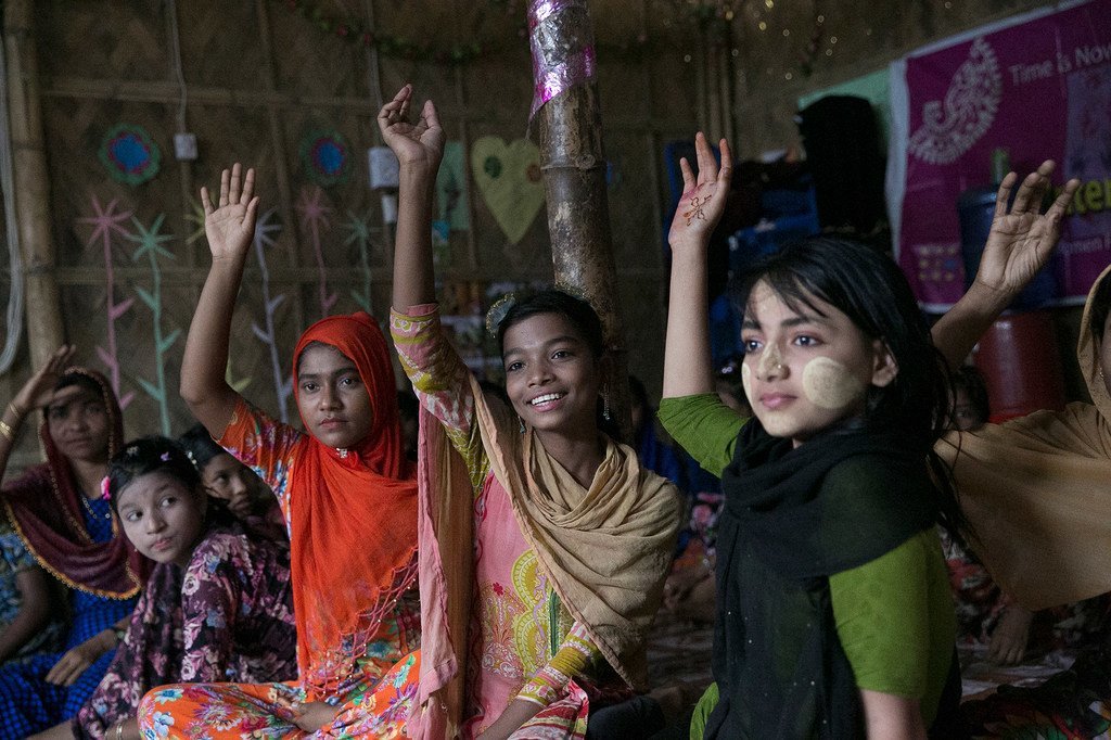 Wasichana wadogo wakiwa katika nafasi salama kwa Wanawake katika makazi ya wakimbizi ya Rohingya huko Cox's Bazar, Bangladesh. Wasichana wadogo wakiwa katika nafasi salama kwa Wanawake katika makazi ya wakimbizi ya Rohingya huko Cox's Bazar, Bangladesh.