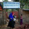 Deux femmes quittent un espace réservé aux femmes dans un camp de réfugiés rohingyas à Cox's Bazar, au Bangladesh. Ces espaces offrent aux femmes et aux filles un refuge où elles peuvent trouver soutien et protection.