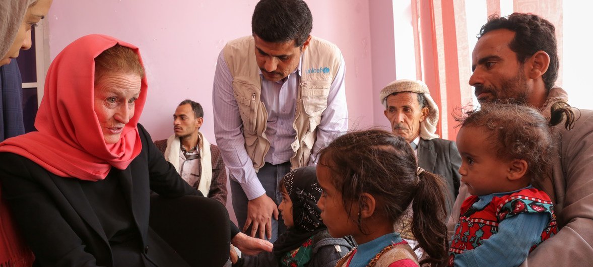 La directora ejecutiva de UNICEF, Henrietta Fore, visita a pequeños que reciben tratamiento por malnutrición en Sana’a, Yemen.