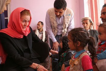 Mkuu wa UNICEF Henrietta H. Fore akiwa katika wadi ya watoto mjini Sana'a Yemen