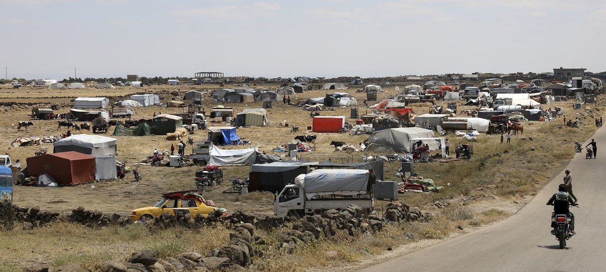 Pessoas que fogem de Quneitra, sudeste da Síria, procuram abrigo em descampados. 
