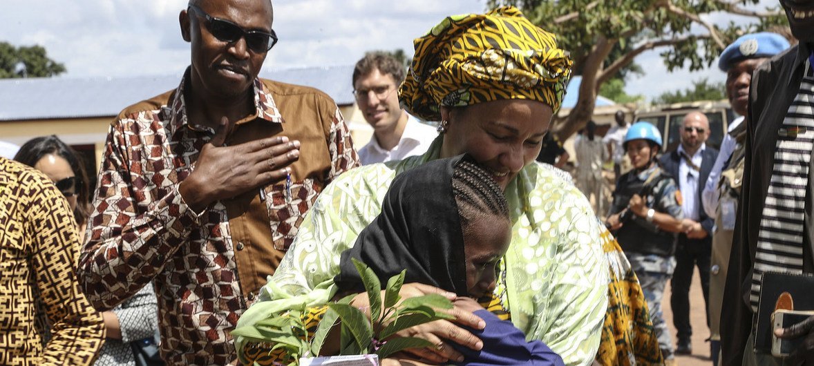 联合国常务副秘书长阿米娜·穆罕默德在访问南苏丹时拥抱一名小女孩。