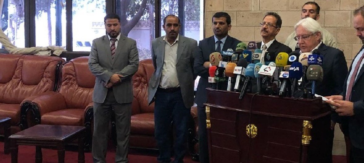 L'Envoyé spécial des Nations Unies pour le Yémen, Martin Griffiths, s'adresse aux médias à l'aéroport international de Sanaa.