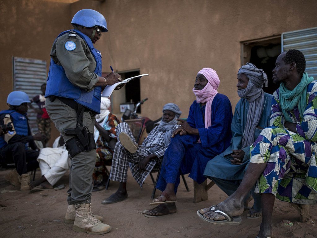 Des policiers de l'ONU au Mali discutent avec la population lors d'une patrouille dans les rues de Menaka, dans le nord du pays.